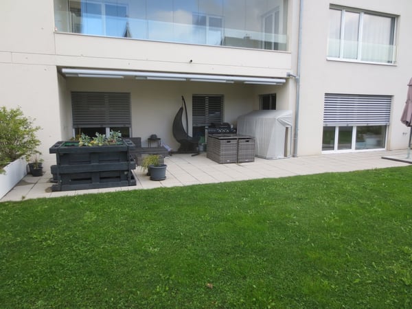 Wunderschöne 2 1/2 Zimmer-Wohnung im Erdgeschoss mit grosser Terrasse und Grünfläche 2