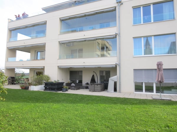 Wunderschöne 2 1/2 Zimmer-Wohnung im Erdgeschoss mit grosser Terrasse und Grünfläche 1