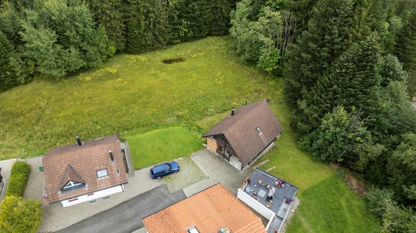 Einzigartiges Bauland  mit bestehendem Ferienhaus am Mostelberg Sattel - mit Blick auf Wiesen & Wald 4
