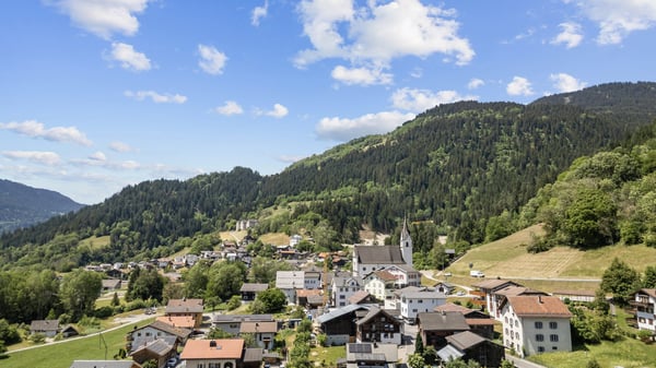 Zweitwohnsitz - 2.0 Zimmerwohnung mit Terrasse in Schluein GR 6