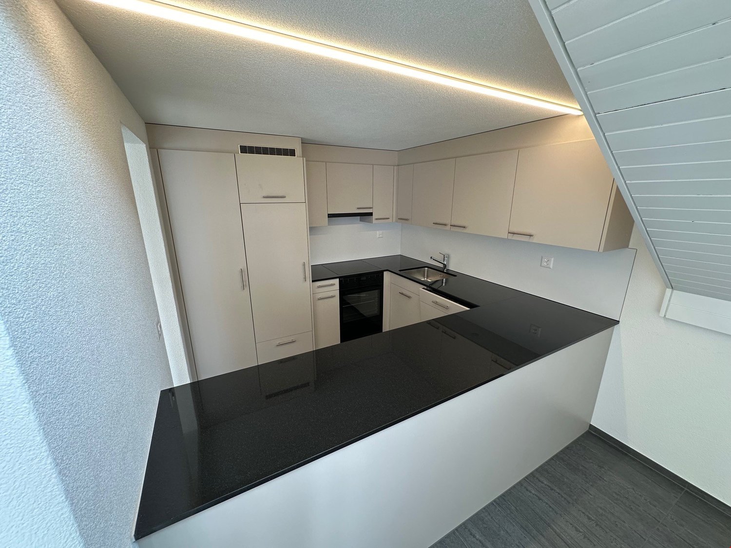 Bild Renovierte & grosszügige 4 1/2-Zimmer-Dachwohnung