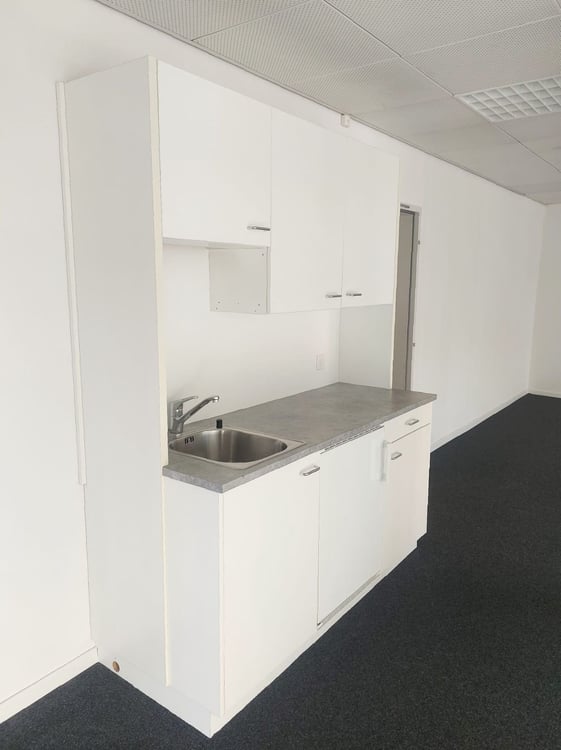 *Starthilfe von einem Nettomietzins* für die grosszügige Büro-/Gewerbefläche in Thun! 9