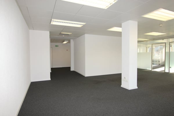 *Starthilfe von einem Nettomietzins* für die grosszügige Büro-/Gewerbefläche in Thun! 3