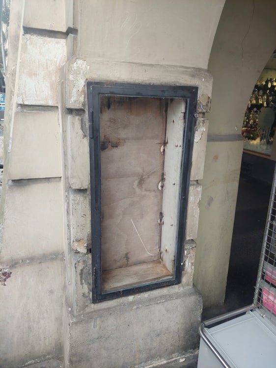 Kleiner Schaukasten an zentraler Lage zu vermieten! 2