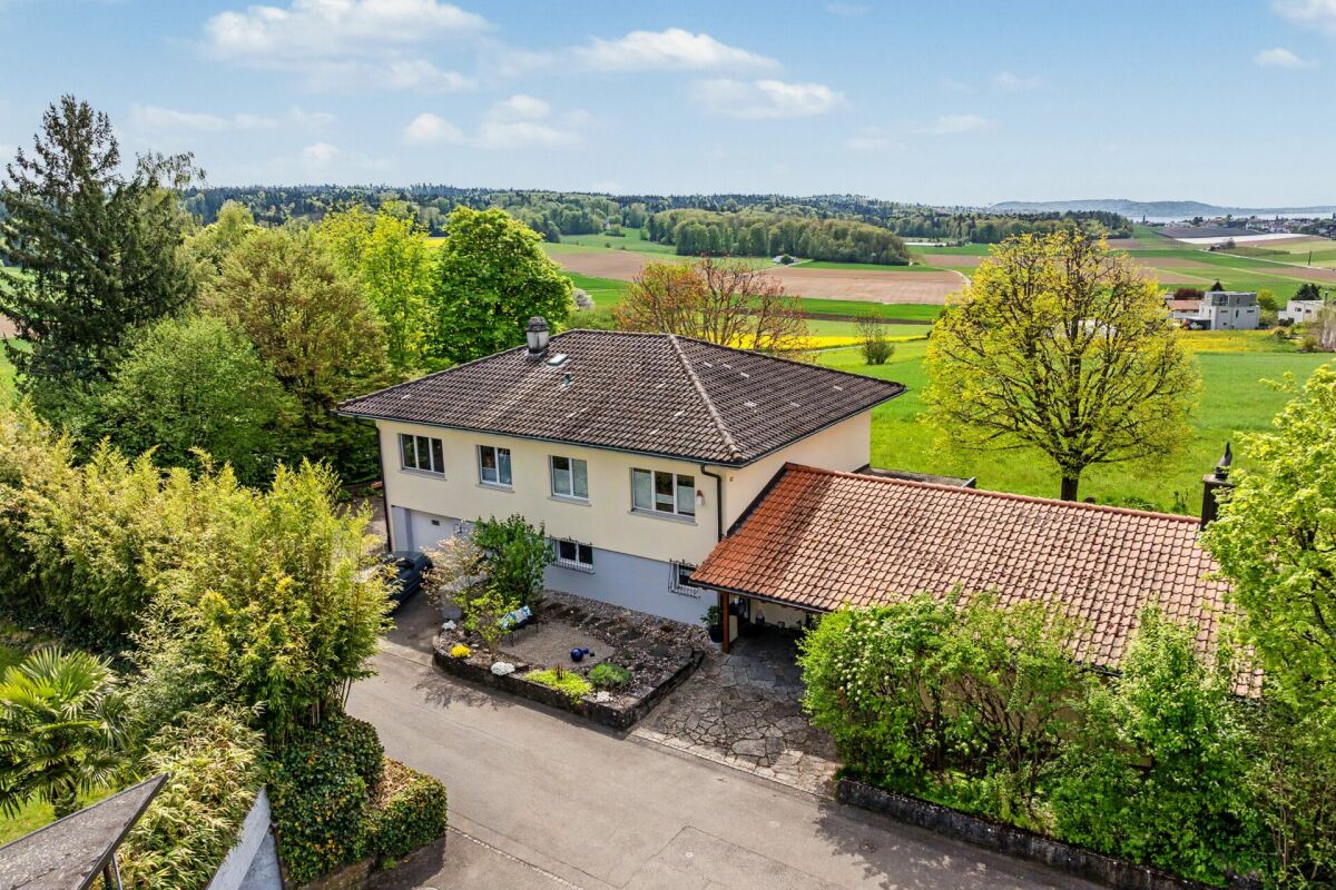 Casa unifamiliare con vista lago in posizione ottimale!
