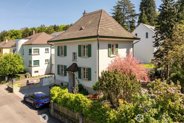 Zweifamilienhaus / Generationenhaus mit grosser Mansarde im Lindenquartier