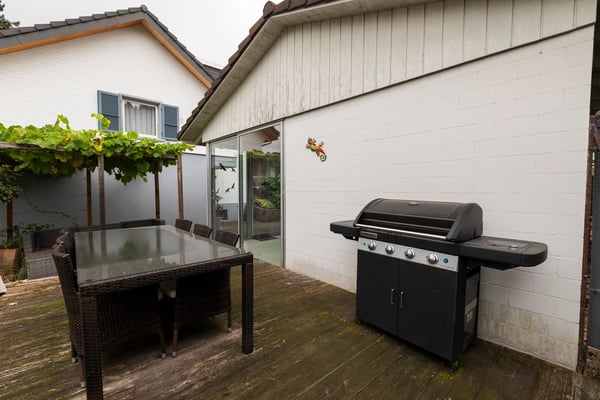 Grosszügiges 1-Zimmer-Einfamilienhaus mit Garten und Landreserve 4