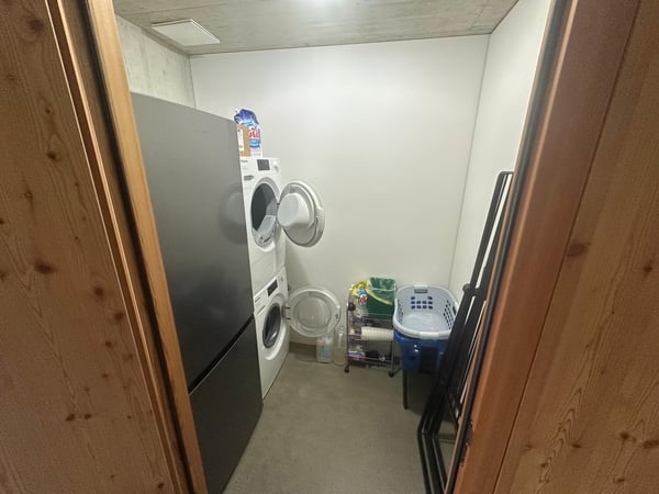 Architektonisches Meisterwerk in Sichtbeton – 1.5-Zimmer-Maisonette mit zwei Terrassen 23