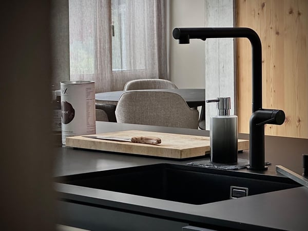 Architektonisches Meisterwerk in Sichtbeton – 1.5-Zimmer-Maisonette mit zwei Terrassen 6