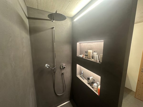 Architektonisches Meisterwerk in Sichtbeton – 1.5-Zimmer-Maisonette mit zwei Terrassen 26