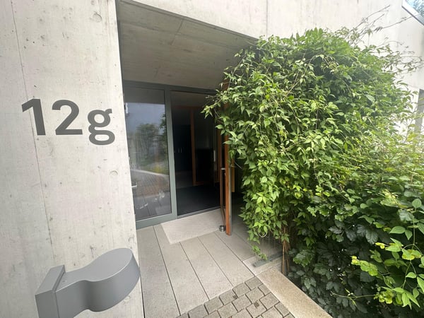 Architektonisches Meisterwerk in Sichtbeton – 1.5-Zimmer-Maisonette mit zwei Terrassen 30