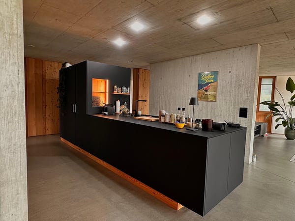 Architektonisches Meisterwerk in Sichtbeton – 1.5-Zimmer-Maisonette mit zwei Terrassen 5