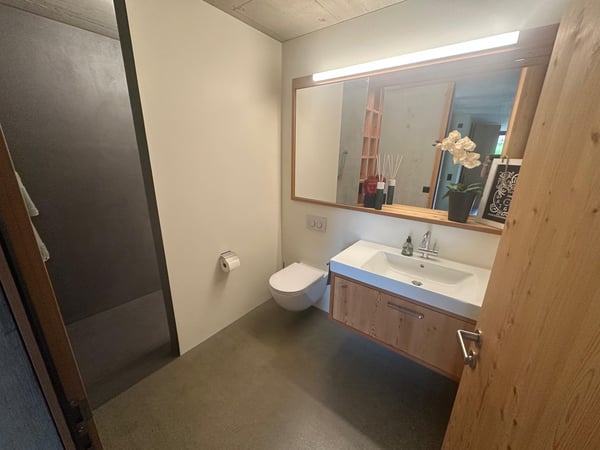 Architektonisches Meisterwerk in Sichtbeton – 1.5-Zimmer-Maisonette mit zwei Terrassen 24