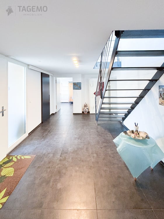 Modern & Aussergewöhnlich mit 290m2 Nutzfläche, gepflegte Gartenanlage mit Chromstahlpool 22