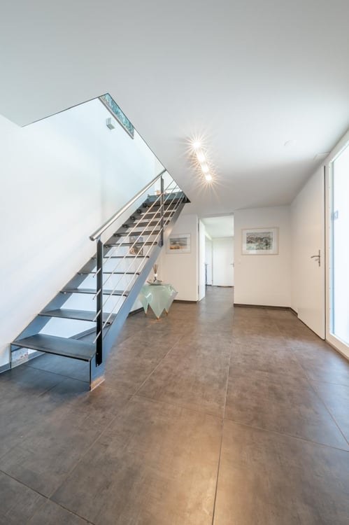 Modern & Aussergewöhnlich mit 290m2 Nutzfläche, gepflegte Gartenanlage mit Chromstahlpool 21
