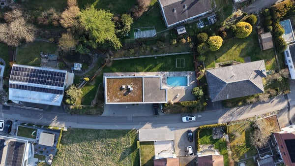 Modern & Aussergewöhnlich mit 290m2 Nutzfläche, gepflegte Gartenanlage mit Chromstahlpool 20
