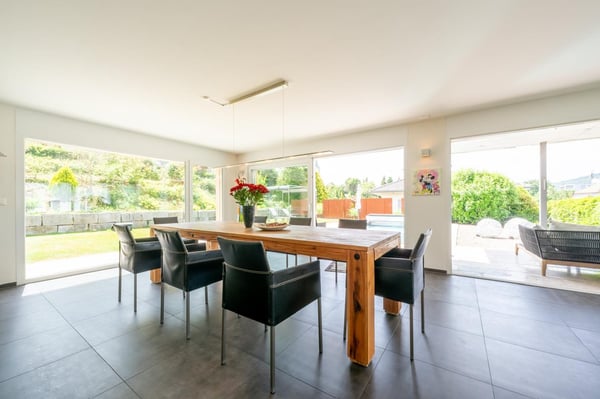 Modern & Aussergewöhnlich mit 290m2 Nutzfläche, gepflegte Gartenanlage mit Chromstahlpool 18