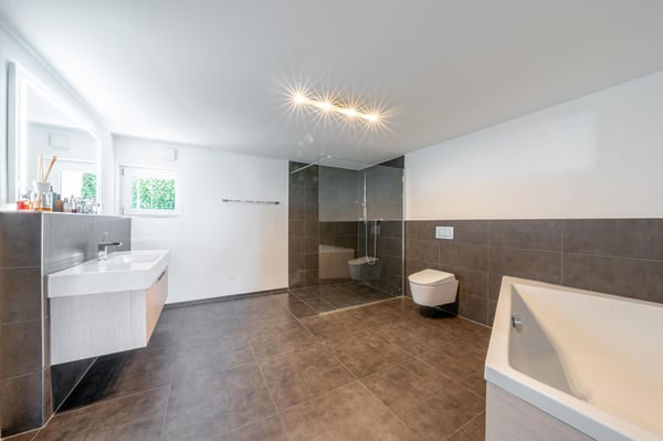 Modern & Aussergewöhnlich mit 290m2 Nutzfläche, gepflegte Gartenanlage mit Chromstahlpool 19