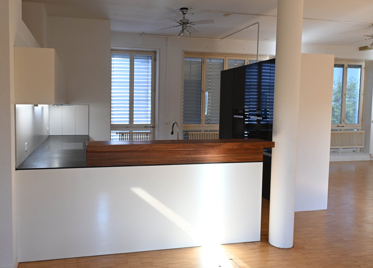 Bild BITTE eintreten:  hohe Ràume, 210 m2, davon essen/wohnen ca. 90 m2