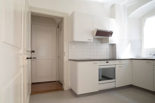 Stilvolle, grosse 3 Zimmerwohnung in historischem Gebäude mit Balkon 4