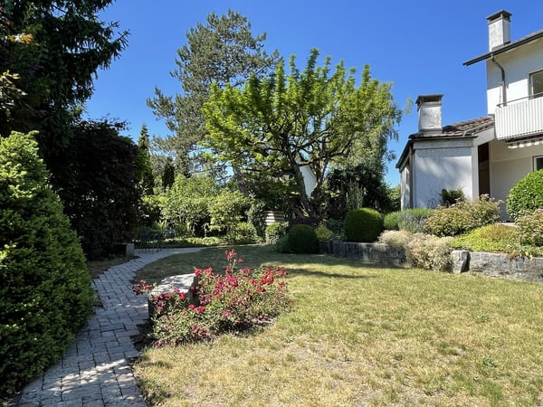 Doppeleinfamilienhaus mit grosser, idyllischer Gartenanlage 6
