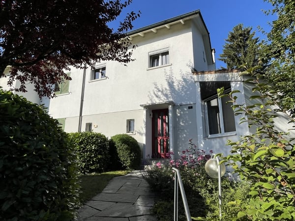 Doppeleinfamilienhaus mit grosser, idyllischer Gartenanlage 3