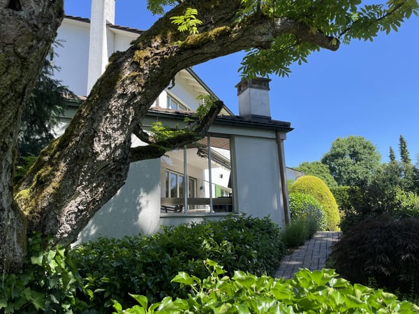 Doppeleinfamilienhaus mit grosser, idyllischer Gartenanlage 4
