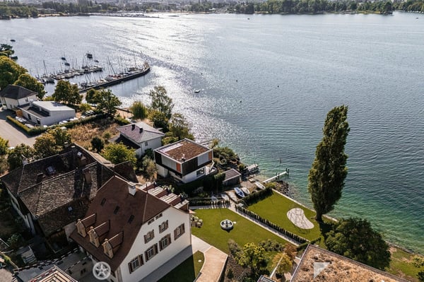 Einzigartige Villa mit direktem Seeanstoss 1