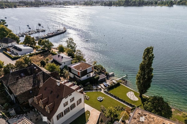 Einzigartige Villa mit direktem Seeanstoss 1