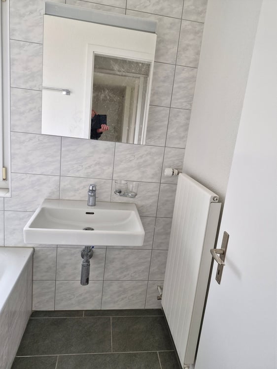 Moderne, renovierte 3.5-Zimmer-Wohnung mit Balkon in Ins 8