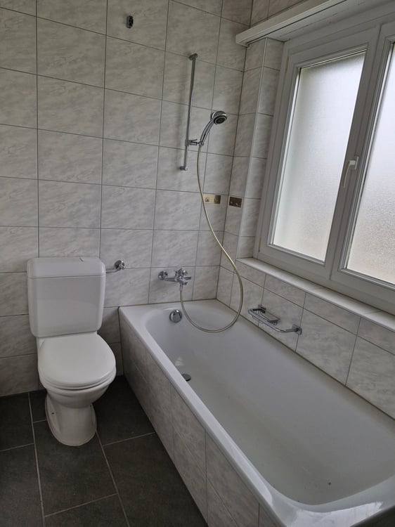 Moderne, renovierte 3.5-Zimmer-Wohnung mit Balkon in Ins 7