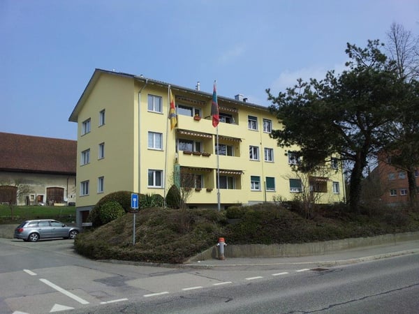 Moderne, renovierte 3.5-Zimmer-Wohnung mit Balkon in Ins 1