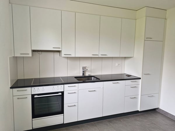 Moderne, renovierte 3.5-Zimmer-Wohnung mit Balkon in Ins 2