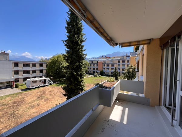 NEU SANIERT: Helle, grosszügige 5.5-Zimmer-Wohnung mit Aussicht auf die Bergkette 10