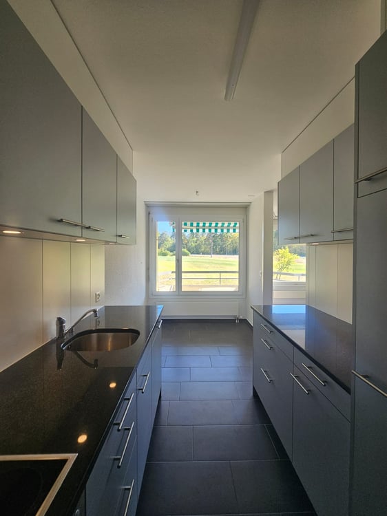 Helle 3½-Zimmer-Wohnung mit Balkon und schöner Bergsicht! 2
