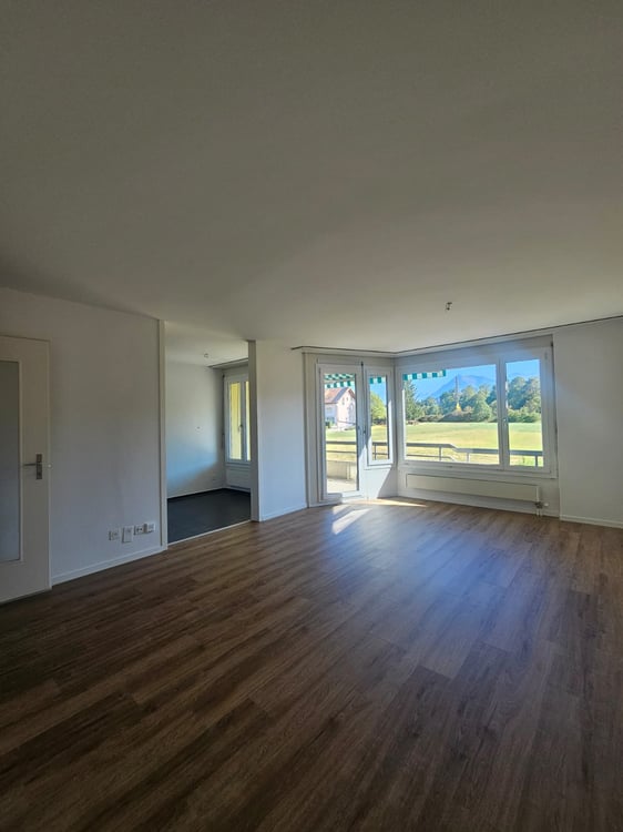 Helle 3½-Zimmer-Wohnung mit Balkon und schöner Bergsicht! 4