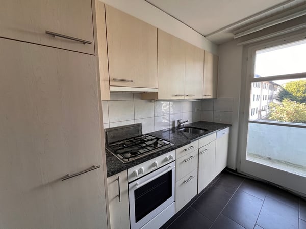 Sonnige 4-Zimmer-Wohnung mit Balkon in Thun 2