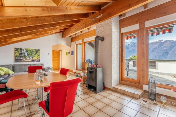 Charmante 3.5-Zimmer Dachwohnung mit herzlicher Seesicht, Terrasse und Südbalkon 4