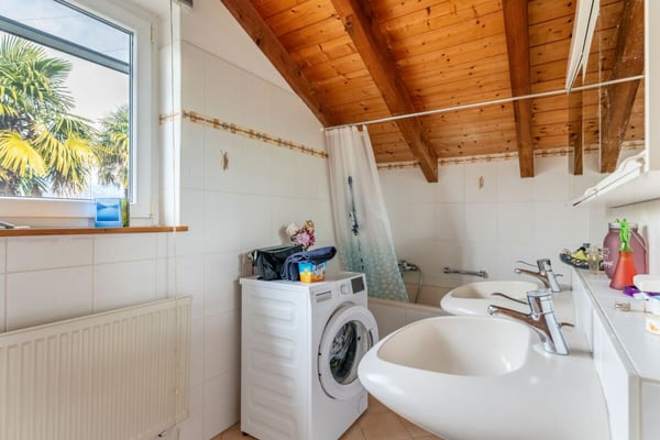 Charmante 3.5-Zimmer Dachwohnung mit herzlicher Seesicht, Terrasse und Südbalkon 8