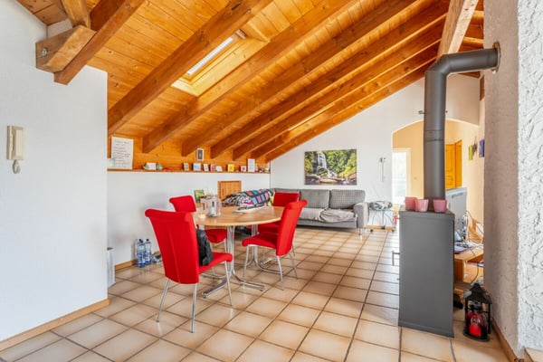 Charmante 3.5-Zimmer Dachwohnung mit herzlicher Seesicht, Terrasse und Südbalkon 3