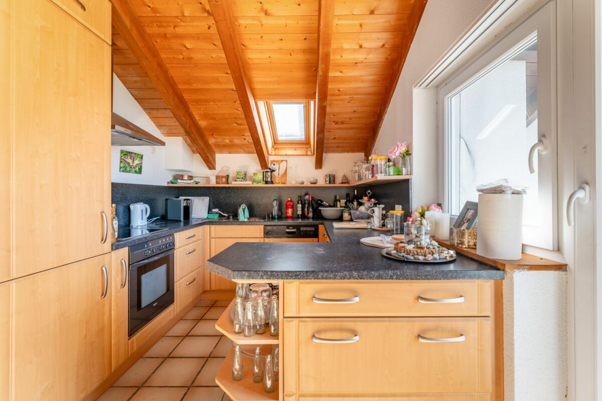 Charming 3.5-room attic apartment with lovely lake view, terrace, and south balcony