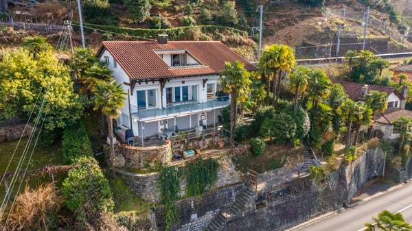 Charmante 3.5-Zimmer Dachwohnung mit herzlicher Seesicht, Terrasse und Südbalkon 1