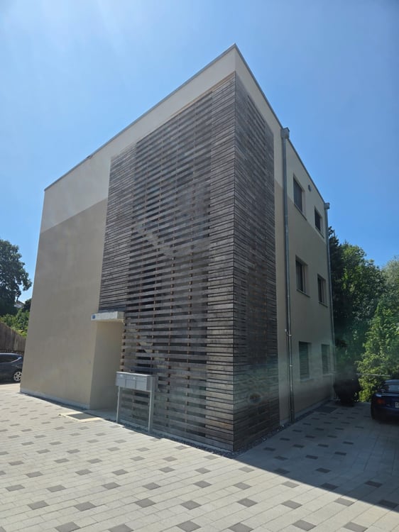 Charmante 7.5-Zimmerwohnung im Erdgeschoss in Düdingen 1
