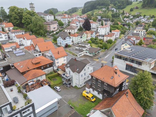 Wohn-/Geschäftshaus mit 3 Gewerbeflächen und 2 Wohnungen 2