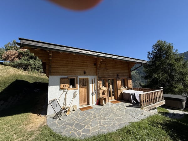 A vendre dans la station de la Tzoumaz au coeur des 4 Vallées très beau chalet de 5 1/2 pièces 12