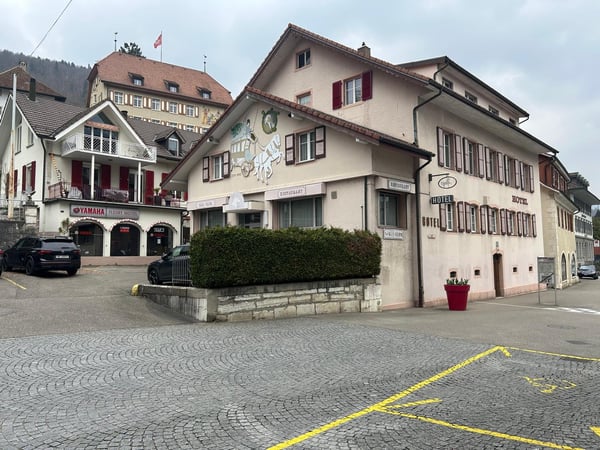 Hôtel historique au cœur de Moutier à vendre 1
