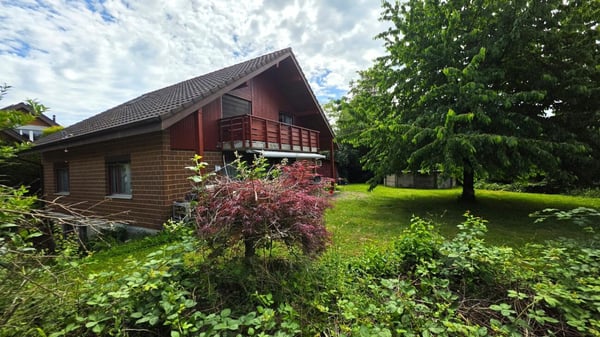 Grosszügigies Einfamilienhaus mit grossem Garten und Weitblick 2