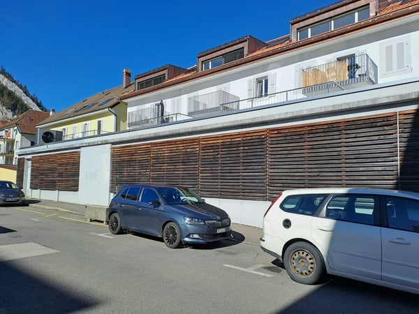 Grand local commercial de plain-pied avec grand couvert 15