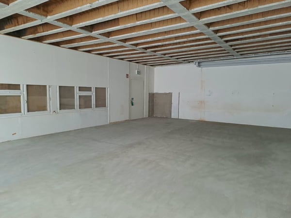 Grand local commercial de plain-pied avec grand couvert 9