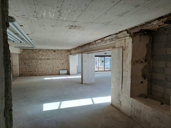 Grand local commercial de plain-pied avec grand couvert 13